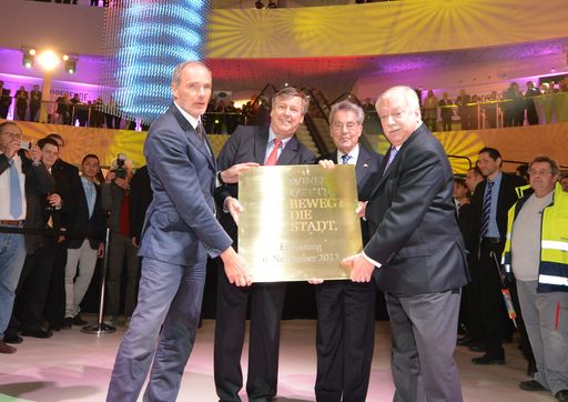  DI Thomas Jakoubek (GF BAI), Bezirksvorsteher Erich
Hohenberger, BP Dr. Heinz Fischer, BM Dr. Michael Häupl