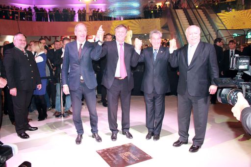 v.l.n.r.: BAI-Geschäftsführer Thomas Jakubek,
Bezirksvorsteher Erich Hohenberger, Bundespräsident Heinz Fischer
und Bürgermeister Michael Häupl verlegten die letzte Fliese in "The
Mall".
