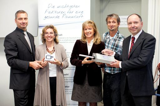 http://www.apa-fotoservice.at/galerie/3577/ Mag.
Thomas Schlatte, Sprecher der Plattform MeineRaumluft.at, Mag.
Gabriele Hoffmann, Geschäftsführerin des Marktforschungsinstitutes
Hoffmann & Forcher Marketing Research, Ing. Mag. Dr. Annemarie
Karglmayer, Direktorin der HBLVA Rosensteingasse, Assoz. Prof. DI
Dr. med. Hans-Peter Hutter, Oberarzt am Institut für Umwelthygiene
der Medizinischen Universität Wien und OStR. DI Dr. Karl Maly,
Abteilungsvorstand für Technische Chemie u. Umweltschutzmanagement.