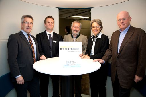  v.l.n.r.: Dr. Friedrich Hartner (Technischer
Direktor BENE AG), Szabolcs Hollósi (Projektpartner LEED Nonprofit
aus Ungarn), Franz Rybaczek (Geschäftsführer Komunitas OG), Dr.
Petra Bohuslav (NÖ Wirtschaftslandesrätin), Manfred Bene
(Aufsichtsratsvorsitzender BENE AG).