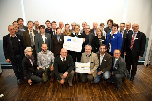 Vorschau Bild von NÖ Wirtschaftslandesrätin Dr. Petra Bohuslav mit
Projektpartnern und Strategischen Partnern des Projektes "Soziale
Produktion".