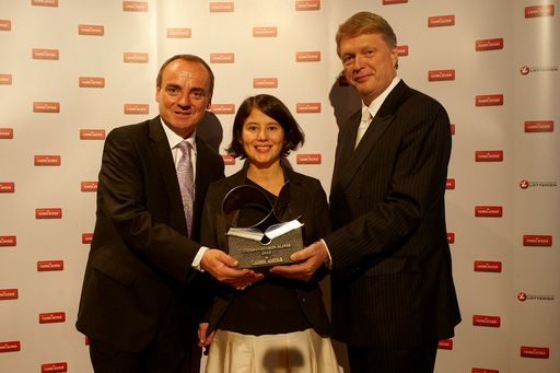  Im Bild (v.l.n.r.): Christian Jahl, Leiter der
Hauptbücherei Wien und Vorsitzender der Alpha-Vorjury, Milena
Michiko Flasar, Alpha-Gewinnerin 2012, Casinos
Austria-Vorstandsdirektor Dietmar Hoscher