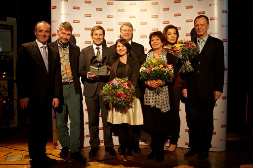 Vorschau Bild von Im Bild (v.l.n.r.): Christian Jahl, Klaus Nüchtern,
StS Josef Ostermayer, Milena Michiko Flasar, Vorstandsdirektor
Dietmar Hoscher, Gabriele Madeja, Clarissa Stadler, Josef Haslinger