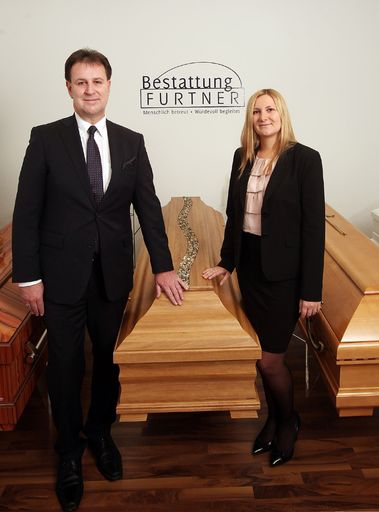  Menschlich und würdevoll, so das Motto von Hermann
und Melanie Furtner (v.li.).