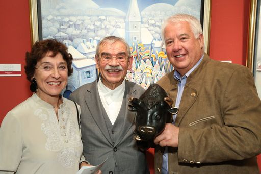  http://www.apa-fotoservice.at/galerie/3543 Im Bild
von links nach rechts: Helene van Damm (ehemalige US Botschafterin),
Gottfried Kumpf (Künstler), Helmut Pechlaner (Universum-Film
Präsentator)