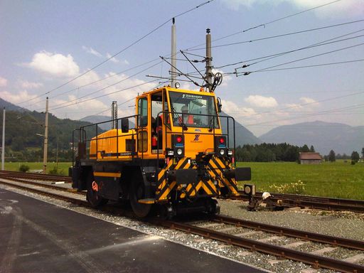 Anlieferung per Bahn statt LKW: Knauf hat die
Erstzulassung für dieses Zweiwegefahrzeug erhalten, das sowohl auf
der Straße als auch auf der Schiene fahren kann.