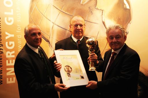  Im Bild (v.l.n.r.): ENERGY GLOBE Gründer Ing.
Wolfgang Neumann; ENERGY GLOBE OÖ Sieger, Ing. Friedrich
Eidenberger, Linz AG; Laudator LH Dr. Josef Pühringer