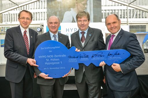 Von li. nach re.: Matthias Stadler (Bürgermeister
St. Pölten); NÖ Landeshauptmann Erwin Pröll; Peter Harold
(Generaldirektor HYPO NOE Gruppe) und NÖ Landeshauptmann Stv.
Wolfgang Sobotka bei der feierlichen "Schlüsselübergabe" zur
Eröffnungsfeier der HYPO NOE Konzernzentrale in St. Pölten
