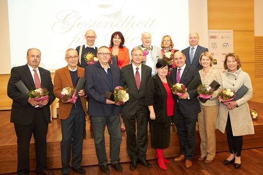  http://www.apa-fotoservice.at/galerie/3614 Im Bild
(v.l.n.r.): Komm.Rat Dir. Paul Ambrozy von der Wr. Städtischen, Mag.
Michael Koch (NÖN), Gründer und GF von Sonnentor Johannes Gutmannm,
NÖGKK Obmann KR Gerhard Hutter, Dr.in Doris Linsberger (Ärztekammer
NÖ), Bundesminister Alois Stöger, GF des AMS-NÖ Hofrat Mag. Karl
Fakler, Leiterin der AKNÖ Abteilung Frauenpolitik KRin Christa
Bogath, Vizepräsidentin der AKNÖ KRin Brigitte Adler, LH-Stv. Mag.
Wolfgang Sobotka (Vorsitzender der NÖGUS), Präs. der Apothekerkammer
NÖ Mag. Heinz Haberfeld, Landesrätin Mag.a Karin Scheele und
WKNÖ-Präs.in BRin Komm.Rätin Sonja Zwazl