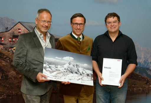 Tirol Werbung-Geschäftsführer Josef Margreiter
gratulierte den beiden Berg.Welten-Preisträgern Tom Dauer (re.) und
Michael Najjar (li.).