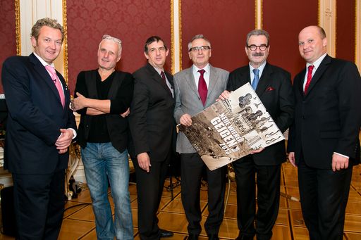  http://www.apa-fotoservice.at/galerie/3490 Im Bild
von links nach rechts: Mag. Wolfgang Göllner (Moderator), Nupi
Jenner (Innungsmeister der Musikinstrumentenerzeuger), Wolfgang
Hufnagl (Innungsmeister Landesinnung Wien der Kunsthandwerke),
KommR. Werner Schober (Innungsmeister der Buchbinder), Werner
Rothbauer (Studio Rothbauer), Mag. Georg Lintner
(Innungsgeschäftsführer)