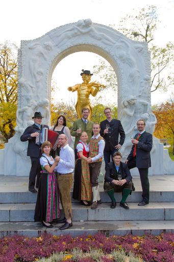Steirerball 2013: Der Verein der Steiermärker in
Wien (Mitte Vereinsobmann Mag. Andreas Zakostelsky) macht Johann
Strauß seine Aufwartung: Am 11.1.2013 ist Steirerball in Wien.