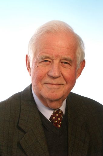  Der ehemalige Ministerpräsident des Freistaates
Sachsen, Kurt Biedenkopf, ist Jurist, Hochschullehrer und
CDU-Politiker. Der gefragte Autor und Interviewpartner wird die
Einführungsrunde beim Mediengipfel in Lech ergänzen - sein
Einführungsstatement trägt den Titel "Wir haben die Wahl: Freiheit
oder Vater Staat".
