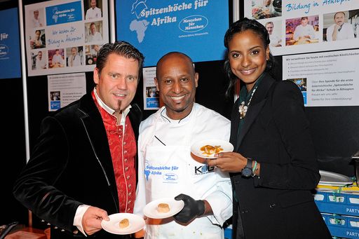 Die Botschafter von Menschen für Menschen, Mike
Süsser und Sara Nuru mit dem "Spitzenkoch für Afrika" des Abends,
Abate Abebe Sheferawe.