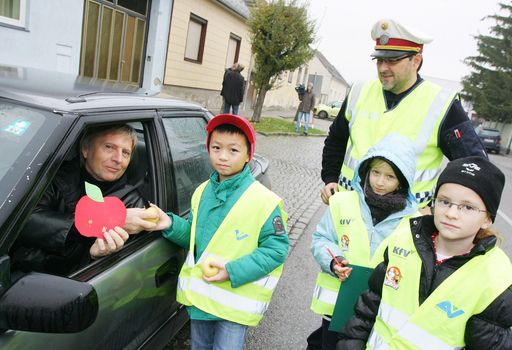  www.apa-fotoservice.at/galerie/3604/ Im Bild:
Schüler der 3.Klasse der VS Mitterndorf belohnen disziplinierte
Autofahrer.