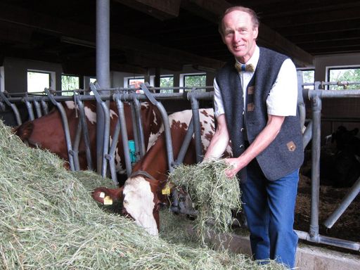 Vorschau Bild von Franz Keil, der Obmann der Bio-Heu-Region Trumer
Seenland mit gesundem Futter für gesunde Kühe. Das "Heumascherl" ist
das Erkennungszeichen des Gemeinschaftsprojektes von 240
Biobäuerinnen und -bauern aus Salzburg und Oberösterreich.