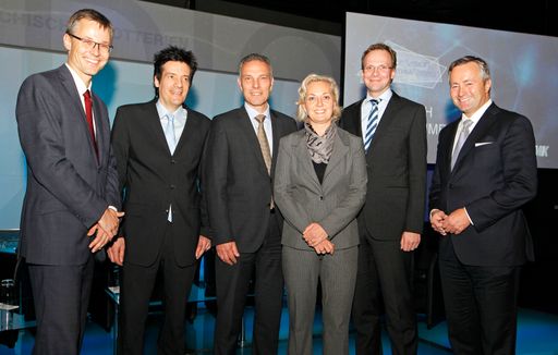  Es diskutierten v.l.n.r.: Jan Trionow, CEO Hutchison 3G Austria,
Kurt Reichinger, RTR-GmbH, Michael Krammer, CEO Orange, Sabine
Joham-Neubauer, Bundesministerium für Verkehr, Andreas Bierwirth,
CEO T-Mobile Austria GmbH, Hannes Ametsreiter Präsident FMK und
Generaldirektor A1 und Telekom Austria Group.
