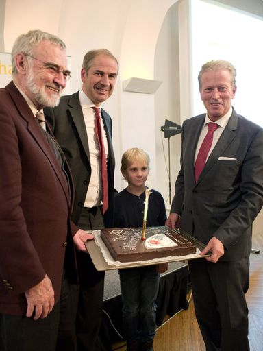 Klemens überreicht die Kinderbetreuungsgeldtorte an
den "geistigen Vater des Kinderbetreuungsgeldes " Helmuth
Schattovits, KFÖ-Präsident Alfred Trendl und BM Reinhold
Mitterlehner.