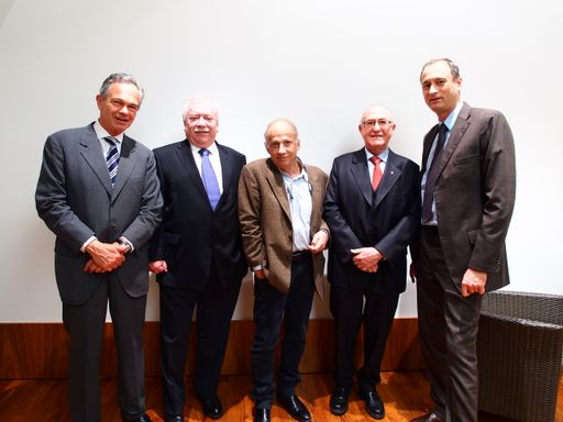  Im Bild v.l.n.r.: Erste Group Vorstandsvorsitzender
Andreas Treichl, Bürgermeister Michael Häupl, Wiener Festwochen
Intendant Luc Bondy, Wiener Städtische
Versicherungsverein-Generaldirektor Günter Geyer, Kulturstadtrat
Andreas Mailath-Pokorny
