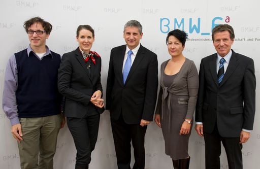  Vizekanzler und Außenminister Dr. Michael
Spindelegger, Wissenschafts- und Forschungsminister Dr. Karlheinz
Töchterle, FFG-Geschäftsführerin Dr. Henrietta Egerth, IMBA-Direktor
Dr. Josef Penninger und ERC-Preisträgerin Dr. Barbara Horejs beim
Pressegespräch im "Haus der Forschung".