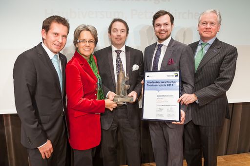  Im Bild v.l.n.r.: Franz Stocher,
Tourismuslandesrätin Dr. Petra Bohuslav, Anton Haubenberger sen. &
jun. (Haubiversum Produkt- und Dienstleistungsinnovation), Dr.
Hubert Schultes (Gen.Dir. Niederösterreichische Versicherung)