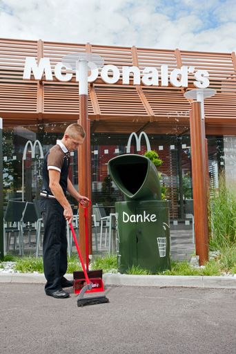  Die Mitarbeiterinnen und Mitarbeiter von McDonald's
Österreich sorgen auch außerhalb der Restaurants für die
Wiederverwertung und sammeln Abfälle ein.