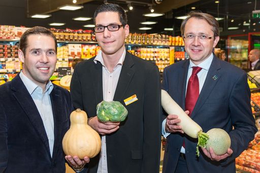 http://www.apa-fotoservice.at/galerie/3587/ Im Bild
v.l.n.r. lautet: Stefan Schachinger (Vertriebsmanager), Mathias
Marisch (Marktmanager), Matthias Stadler (Bürgermeister von St.
Pölten)
