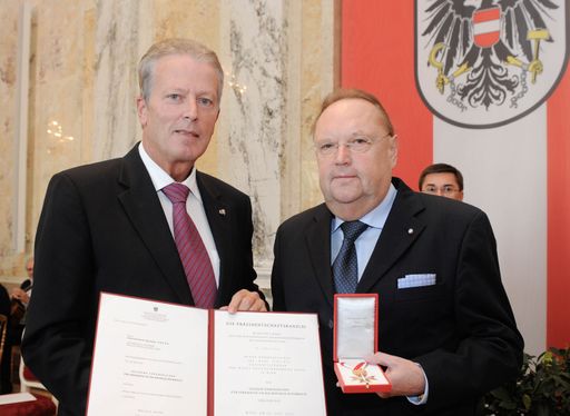  v.l.n.r.: Wirtschaftsminister Reinhold Mitterlehner
und Geschäftsführer des Wiener Bauunternehmens HAZET Hans Pöcho