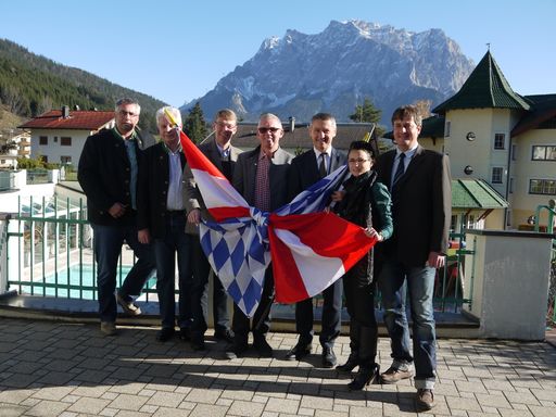  Die Garmisch-Partenkirchen Tourismusdirektoren
Peter Nagel und Peter Ries, Dritter Bürgermeister des Marktes
Garmisch-Partenkirchen Hannes Krätz, Ernst Mayer, Vize-Obmann der
Tiroler Zugspitz Arena, Erster Bürgermeister des Marktes
Garmisch-Partenkirchen Thomas Schmid, Tiroler Zugspitz Arena
Geschäftsführerin Katrin Perktold und Ehrwalds Bürgermeister Martin
Hohenegg (v.l.).