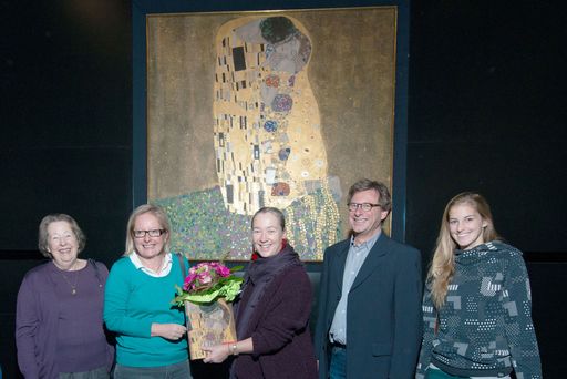  Direktorin Agnes Husslein-Arco (2.v.l.) gratuliert
den millionsten Besuchern Martina Fleischer (3.v.l.) und Familie vor
Gustav Klimts Monumentalikone Kuss