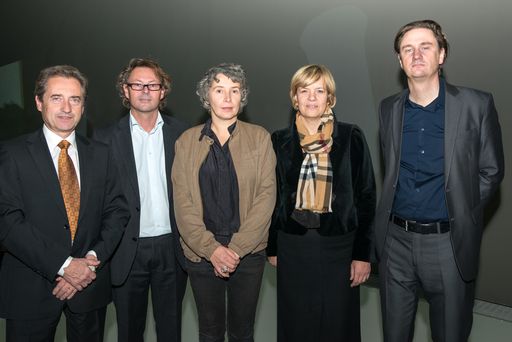  http://www.apa-fotoservice.at/galerie/3651/
v.l.n.r.: Mag. Wolfgang Derler (Vizebürgermeister der Stadt Krems),
Hans - Peter Wipplinger (Direktor der Kunsthalle Krems), Anna
Jermolaewa (Künstlerin), Babara Schwarz (Landesrätin), Thomas
Feuerstein (Künstler)