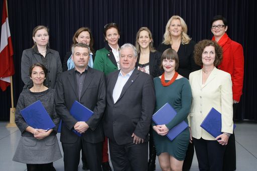  Die AbsolventInnen bei der Diplomübergabefeier
Personen auf dem Foto: V.l.n.r.: Jutta Markus, Julia Rinnhofer,
David Maleninsky, Domenica Tscherne, Christiane Benger, Martin
Neureiter, Elisabeth Dal-Bianco, Sonja Löschner, Martina Uster,
Regina Dicken, Martina Friedl