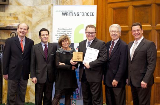 APA und UniCredit Bank Austria vergaben Montagabend
in Wien den Journalistenpreis "Writing for CEE" 2012. Im Bild
v.l.n.r.: Ambros Kindel, Jurysprecher"Writing for CEE"; Gianni
Franco Papa, UniCredit Bank Austria; Júlia Váradi, Journalistin und
Laudatorin; Martin Ehl, Journalist und Preisträger; Wolfgang
Petritsch, Österreichischer Botschafter OECD; Michael Lang, APA -
Austria Presse Agentur