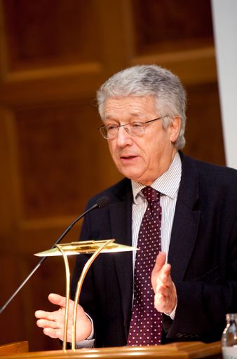 Vorschau Bild von APA und UniCredit Bank Austria vergaben Montagabend
in Wien den Journalistenpreis "Writing for CEE" 2012. Der
österreichische Botschafter bei der OECD und ehemalige Hohe
Repräsentant für Bosnien und Herzegowina, Wolfgang Petritsch,
während seiner Rede.