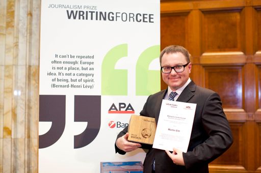 Vorschau Bild von APA und UniCredit Bank Austria vergaben Montagabend
in Wien den Journalistenpreis "Writing for CEE" 2012. Preisträger
"Writing for CEE 2012" war der tschechische Journalist Martin Ehl.