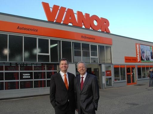  Reifen und Auto-Service Vianor von Nokian Tyres
eröffnete seine 1000ste Filiale in Deutschland. Dieter Köppner,
Nokian Tyres Managing Director Central Europe (r.), und Eugen
Straub, Vianor Master Franchisee und Inhaber von Reifen Straub,
wachsen stark weiter mit dem neuen Outlet in Friedrichshafen in
Süddeutschland.