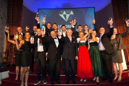 Die LEADERS OF THE YEAR-Gewinner 2012: (2. Reihe
v. li. n. re): Josef Stock, Thomas Naderer, Silvio Nickol, Christian
Schneider, Paul Ivic, Wilfried Hohenwarter, Steve Breitzke, Barbara
Stock, Stephanie Sieber, Bernhard Schlacher, Ewald Plachutta,
Clemens Güttler, Balthasar Hausers Töchter, Günter Moser, Sandra
Winter