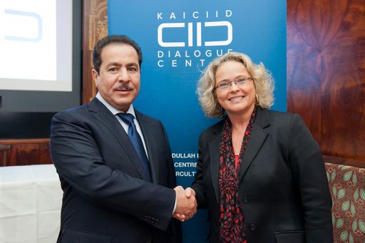  http://www.apa-fotoservice.at/galerie/3645/ Die
Gründung des King Abdullah Bin Abdulaziz International Centre for
Interreligious and Intercultural Dialogue (KAICIID) in Wien wurde
von König Abdullah Bin Abdulaziz als weltweit einziges Zentrum für
den Dialog zwischen den Anhängern der verschiedenen Religionen und
Kulturen initiiert. Faisal Abdulrahman Bin Muaammar (KAICIID
Generalsekretär), Claudia Bandion-Ortner (KAICIID Vize
Generalsekretärin)