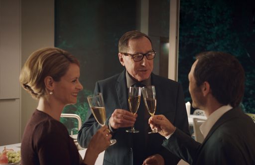 Vorschau Bild von Die Lidl-Familie beim stimmungsvollen Abendessen