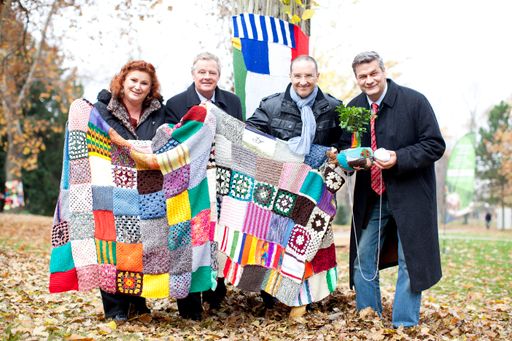  http://www.apa-fotoservice.at/galerie/3570/ Im Bild
v.l.n.r.: Manuela Binder, Strickerin; Helmut Schönfelder, Direktor
Universal; Mag. Harald Gutschi, Geschäftsführer Universal und DI
Gerhard Mannsberger, Lebensministerium.
