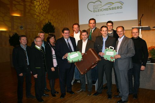 Die sechs Bürgermeister der Region Bad
Gleichenberg mit Landtagsabgeordnetem Josef Ober (2.v.l.),
TVB-Obmann der Region Bad Gleichenberg Jörg Siegel (5.v.l.),
Grafiker Werner Resch (7.v.l.), TVB Geschäftsführer der Region Bad
Gleichenberg Thomas Gussmagg (4.v.r.), con.os-Geschäftsführer Arnold
Oberacher (2.v.r.) und Projektleiter von con.os Marcus Linford
(3.v.r.).