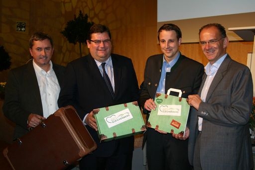 Vorschau Bild von Der Bad Gleichenberg-Koffer wurde als neues
"Testimonial" der Region präsentiert. Dieser enthält immer wieder
Neuigkeiten aus der Region und wird sowohl Gästen als auch
Einheimischen immer wieder begegnen. V.l.n.r.: Grafiker Werner
Resch, TVB-Obmann Jörg Siegel, TVB-Geschäftsführer Thomas Gussmagg,
Arnold Oberacher von con.os tourismus.consulting gmbh.