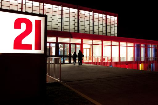 Vorschau Bild von Den Gästen der APA-IT wurde eine Exklusivführung
durch die aktuelle Ausstellung "Keine Zeit. Erschöpftes
Selbst/Entgrenztes Können" im "21er Haus" geboten.