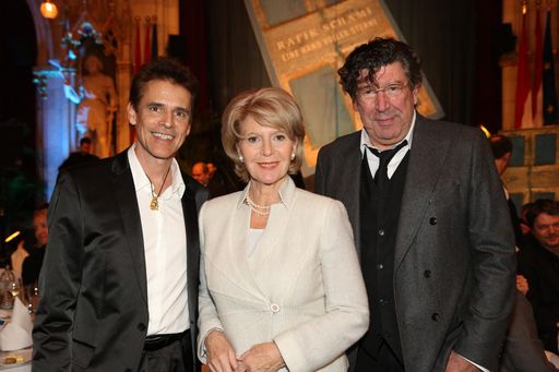 "Peter Patzak wird von bestehenden
UNICEF-Botschaftern Christiane Hörbiger und Thomas Brezina herzlich
als neuer Botschafter von UNICEF Österreich begrüßt.".