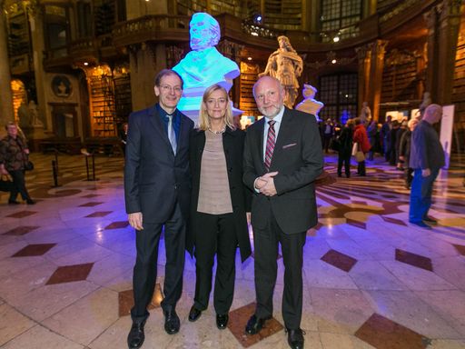 http://www.apa-fotoservice.at/galerie/3612/ Im Bild
v.l.n.r.: Clemens Hellsberg (Vorstand der Wiener Philharmoniker),
Johanna Rachinger (Generaldirektorin der Österreichischen
Nationalbibliothek), Thomas Leibnitz (Kurator und Direktor der
Musiksammlung der Österreichischen Nationalbibliothek)