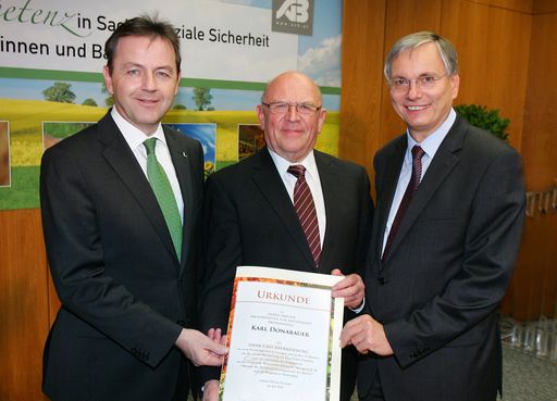 http://www.apa-fotoservice.at/galerie/3613/ Im Bild
v.l.n.r.: Landwirtschaftsminister DI Niki Berlakovich, Abg.z.NR ÖKR
Karl Donabauer und Gesundheitsminister Alois Stöger, diplômé