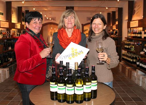 Bürgermeisterin Gertrude Riegelhofer, Monika
Taubenschuß, Obfrau des Tourismusvereins und Bettina Wessely, GF der
Vino Versum Weinerlebniswelt laden zum Veltliner Symposium in den
Reichensteinhof, Poysdorf