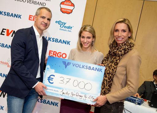 Vorschau Bild von Im Bild v.l.n.r. Dir. Wolfgang Layr (Vorstand
Volksbank Wien AG), Jacqueline Raab, Anita Gerhardter
(Geschäftsführerin Wings for Life)