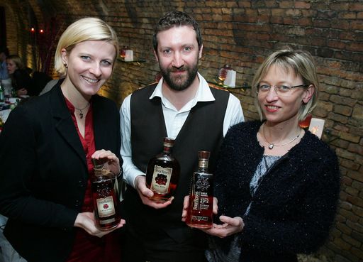  http://www.apa-fotoservice.at/galerie/3656 Im
Bild v.l.n.r..: Martina Porhansl (Pernod Ricard Austria Brand
Manager Whiskies), Dan Priseman (Four Roses Brand Ambassador), Doris
Kurzbauer (Pernod Ricard Austria Marketing Leitung)