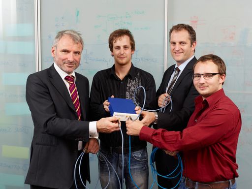  Im Bild v.l.n.r.: Entwicklungsteam Dr. Markus
Pistauer (CEO), Bernhard Santer (BSc, Design Engineer), DI Josef
Preishuber-Pflügl (CTO, BU Manager, RFID+RFComm), Christoph Domes
(BSC, Design Engineer), (nicht im Bild: Dr. Vojtech Derbek, R&D
Manger, BU RFID+RFComm)